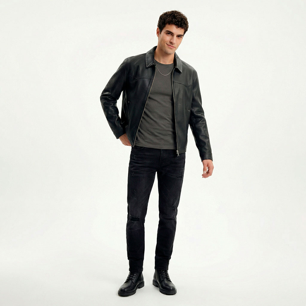 Chamarra de piel negra con tachuelas